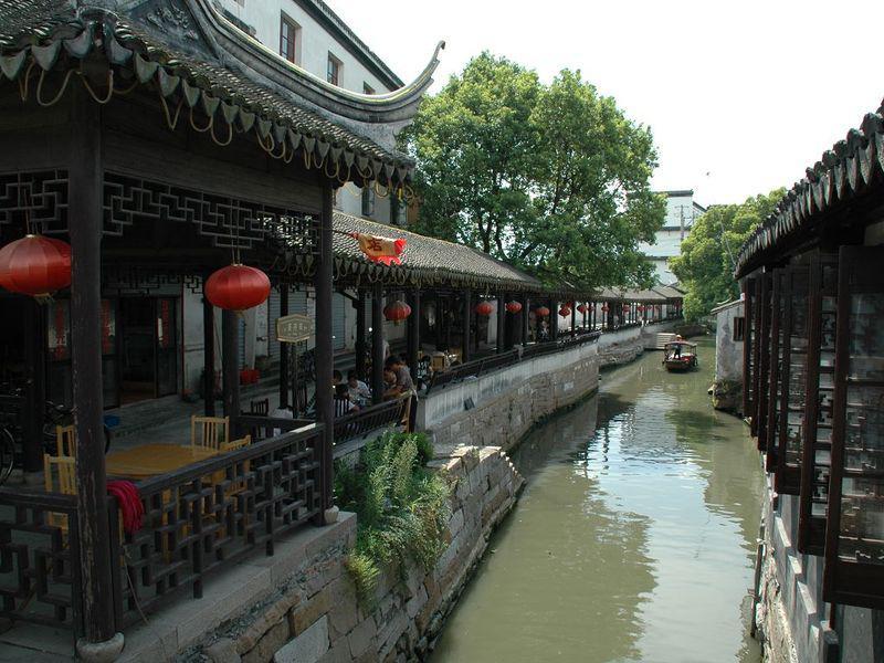 哪吒L曝光,搭冰箱彩电大沙发,跟理想L6抢客户?